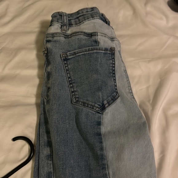 Mom jeans light/medium wash size 3 stress at the bottom - Picture 2 of 4